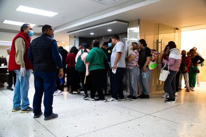 Feligreses reparten comida a familiares de pacientes en la clínica 71 del IMSS en Torreón (EL SIGLO DE TORREÓN / ENRIQUE CASTRUITA)