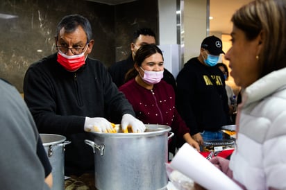 Feligreses reparten comida a familiares de pacientes en la clínica 71 del IMSS en Torreón (EL SIGLO DE TORREÓN / ENRIQUE CASTRUITA)