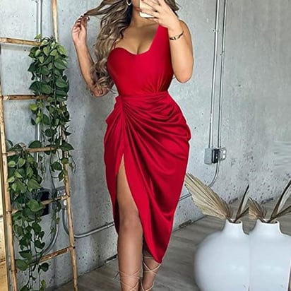 El vestido rojo es una pieza que te facilitará la combinación y te asegurará un look elegante y festivo.