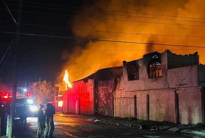 Incendio en fabrica de muebles en San Pedro.