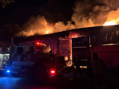 Incendio en fabrica de muebles en San Pedro.