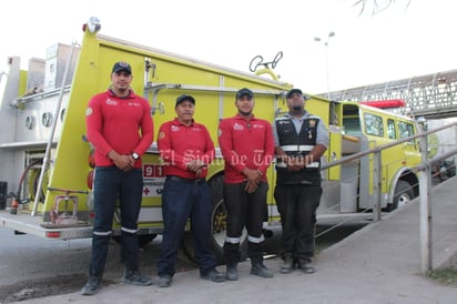 Actualmente son 16 elementos los que conforman el Heroico Cuerpo de Bomberos de Lerdo, 16 hombres siempre atentos al llamado de emergencia. (DANIELA CERVANTES)