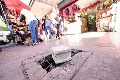 Señalamientos riesgosos. 
A pesar de las denuncias ciudadanas, las quejas sobre las banquetas no se atienden
y terminan provocando accidentes, por lo que algunos ciudadanos, optan por poner algún señalamiento por precaución. (EL SIGLO DE TORREÓN)