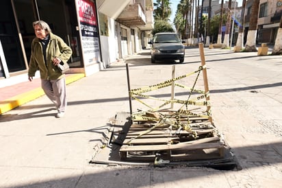 Peligro constante. La falta de atención a los servicios públicos han hecho de las banquetas un peligro constante para los peatones del Centro Histórico. (EL SIGLO DE TORREÓN)