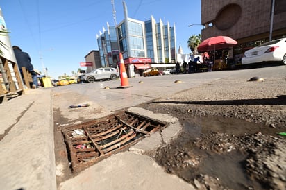 Daños y fugas. Bocas de tormenta dañadas y fugas de agua dañan el pavimento donde miles de ciudadanos cruzan todos los días. (EL SIGLO DE TORREÓN)