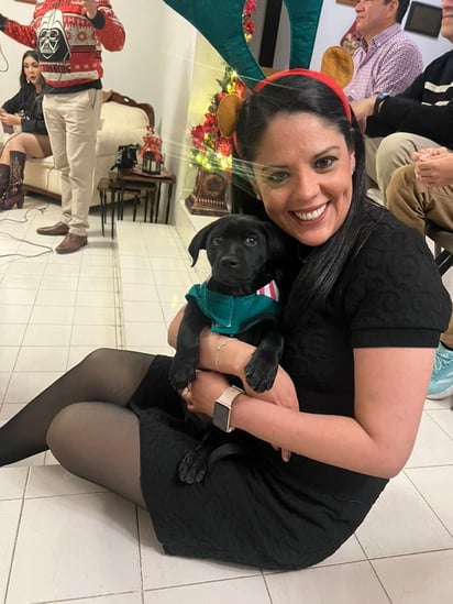 Lupita junto a sus perritas.