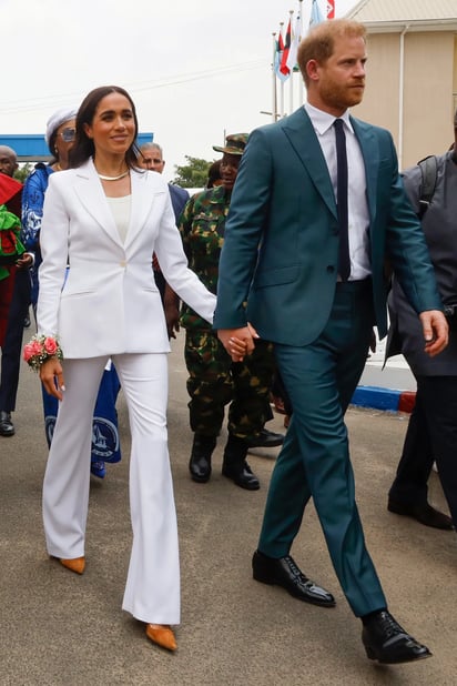 Meghan Markle con un traje de Altuzzara junto al príncipe Harry. Foto: cortesía