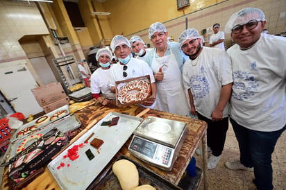 Y acabaron. Don Pedro, Loreley, Iván, Kevin, Alberto y Uriel mostraron contentos sus Roscas de Reyes.