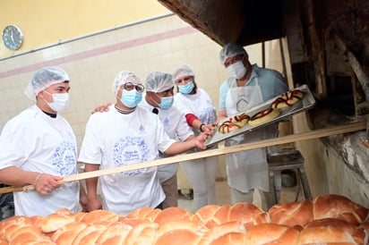 A esperar. Los músicos llevaron sus roscas al horno, que se encontraba a una temperatura cerca de los 250 grados.