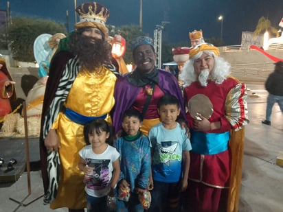 Los pequeños que asistieron a la Plaza Mayor se vieron contentos tras tomarse fotografías con los tres reyes magos: Melchos, Gaspar y Baltasar.
