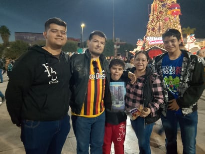 Varias familias se presentaron desde temprano en la explanada de la Plaza Mayor para disfrutar de las últimas actividades de la temporada navideña, antes de que los menores regresen a la escuela.
