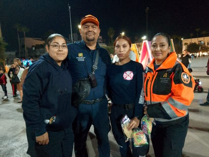 Elementos de Protección Civil, bomberos, tránsito y vialidad, así como
de la Policía Municipal se encargaron de resguardar a la gente.