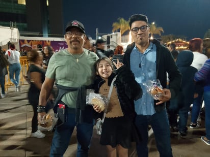 Fueron los pequeños del hogar quienes más disfrutaron esta celebración, ya que en la Plaza Mayor el ambiente de convivencia se respiraba por todo el lugar.
