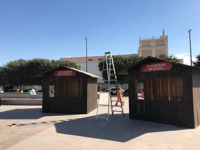 Retiran adornos navideños de la Plaza Mayor (EL SIGLO DE TORREÓN / FERNANDO COMPEÁN)
