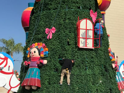 Retiran adornos navideños de la Plaza Mayor (EL SIGLO DE TORREÓN / FERNANDO COMPEÁN)
