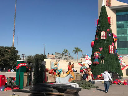 Retiran adornos navideños de la Plaza Mayor (EL SIGLO DE TORREÓN / FERNANDO COMPEÁN)
