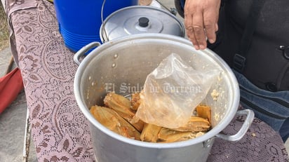 Patricia, vendedora de tamales y atole (EL SIGLO DE TORREÓN/GUADALUPE MIRANDA)