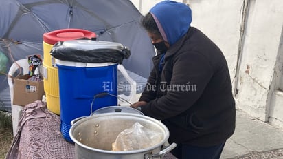 Patricia, vendedora de tamales y atole (EL SIGLO DE TORREÓN/GUADALUPE MIRANDA)