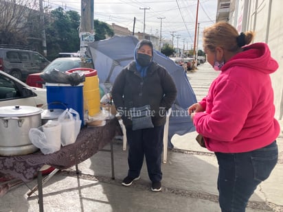 Patricia, vendedora de tamales y atole (EL SIGLO DE TORREÓN/GUADALUPE MIRANDA)