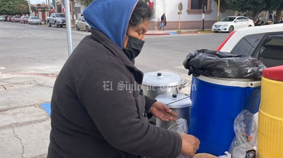 Patricia, vendedora de tamales y atole (EL SIGLO DE TORREÓN/GUADALUPE MIRANDA)