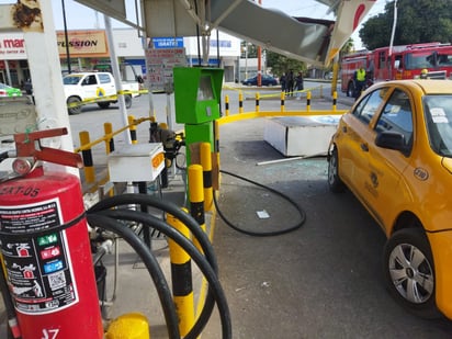 Accidente con espectacular en Torreón.