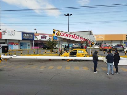 Accidente con espectacular en Torreón.