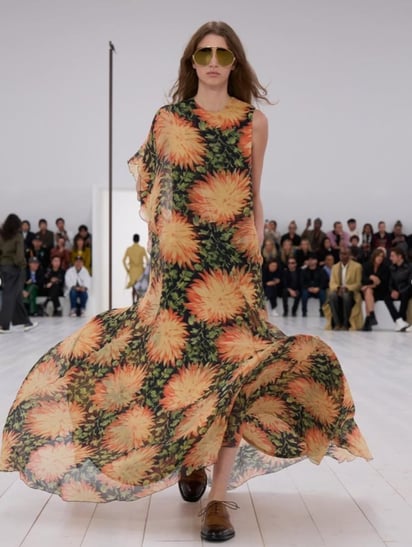 Los estampados florales destacan en los vestidos de Jonathan Anderson para Loewe. (Cortesía Instagram de Jonathan Anderson).