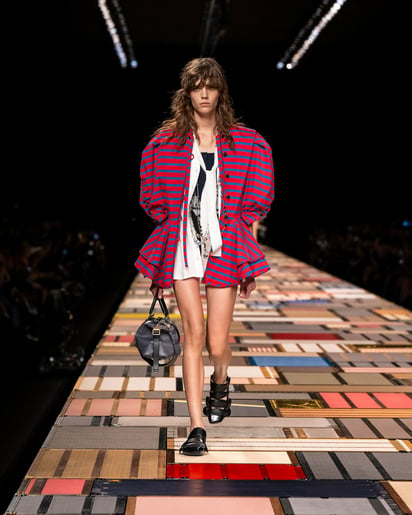 Louis Vuitton es otra de las firmas que instala la estética ochentera en vestidos cortos multicolores y chaquetas de mangas abullonadas. (Cortesía Louis Vuitton)