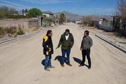 El alcalde supervisó los trabajos de pavimentación.