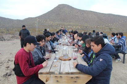 Cata de vino y degustación de aperitivo típico en el Cerro Colorado. Foto: cortesía.