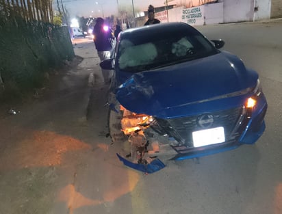 Automóvil de la marca Nissan, línea Sentra, modelo 2023, color azul. (EL SIGLO DE TORREÓN)