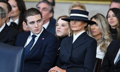 Barron Trump y la primera dama Melania Trump escuchando al cantante Christopher Macchio durante la  sexagésima Inauguración Presidencial. Foto: EFE