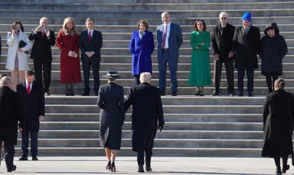 El presidente Donald Trump y la primera dama Melania Trump de regreso hacia el Capitolio. Foto: EFE