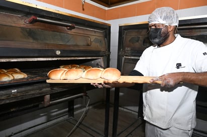 Y así salió del horno la charola con diversos panes (EL SIGLO DE TORREÓN/RAMÓN SOTOMAYOR)
