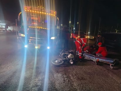 Accidente entre autobús y motocicleta en Gómez Palacio.