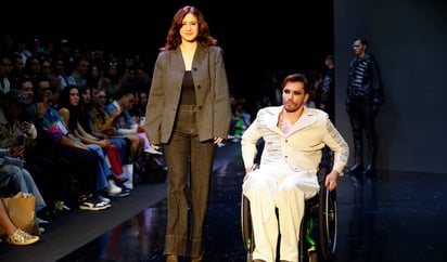 La diseñadora mexicana Yunuen Hernández junto a un modelo durante la edición 82 de Intermoda, en Guadalajara (México). Foto: EFE