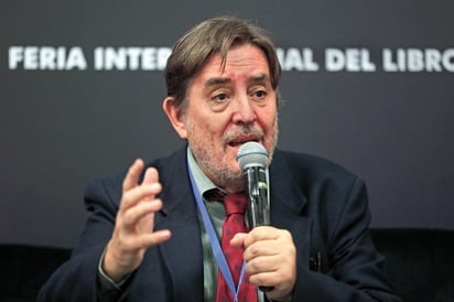 El poeta en la Feria Internacional del Libro de Guadalajara 2024. Imagen EFE.