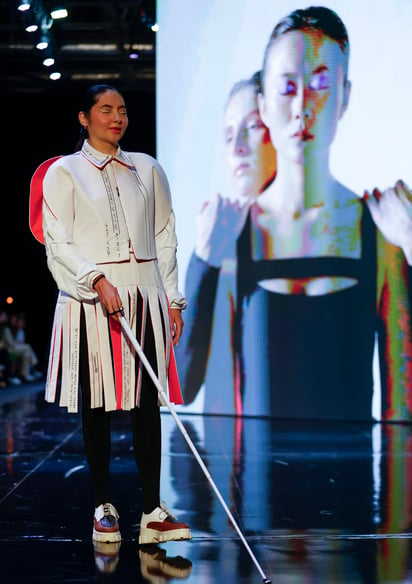 Modelo con creación de la diseñadora mexicana Jehsel Lau en la 82 edición de Intermoda en Guadalajara, Jalisco. Foto: EFE