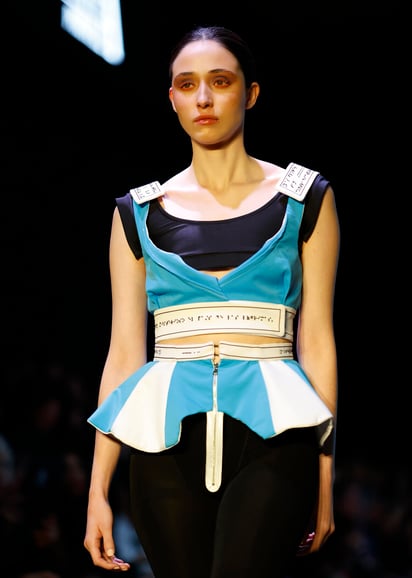 Creación de la diseñadora mexicana Jehsel Lau con instrucciones en sistema Braille en la 82 edición de Intermoda en Guadalajara, Jalisco. Foto: EFE