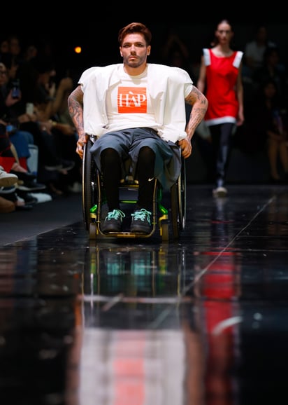 Modelo con creación de la diseñadora mexicana Jehsel Lau en la 82 edición de Intermoda en Guadalajara, Jalisco. Foto: EFE