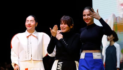 La diseñadora mexicana Jehsel Lau (centro) junto a modelos que portaron sus creaciones. Foto: EFE