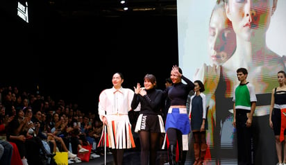 La diseñadora mexicana Jehsel Lau (centro) junto a modelos que portaron sus creaciones. Foto: EFE