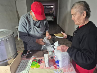 Abuelitos emprenden negocio de tamales en Torreón (EL SIGLO DE TORREÓN)