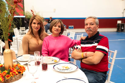 Erika, Adela y Jesús (EL SIGLO DE TORREÓN / ENRIQUE CASTRUITA)
