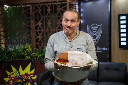 Se deleita. Teo González vivió una gran experiencia culinaria en su visita a esta casa editora.