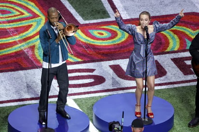 Previo. Trombone Shorty y Lauren Daigle interpretaron America the Beautiful.