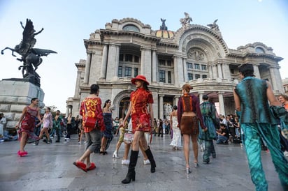 El desfile lo organizó la diseñadora mexicana Gabrielle Venguer.