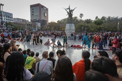 La pasarela fue al aire libre en la explanada del Palacio de Bellas Artes.