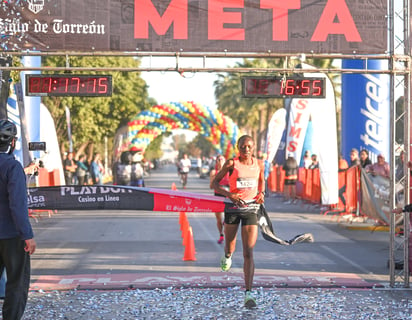 La corredora keniana Beatriz Kamuto Gesabusa fue la primera en cruzar la META del Medio Maratón
ubicada en el Bosque Venustiano Carranza para conquistar la rama femenil. (Foto Ramón Sotomayor)