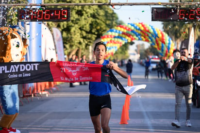 El duranguense Juan Carlos Carvajal apretó el paso en el final de la 21K varonil para imponerse como el ganador. (Fotografía Ramón Sotomayor)